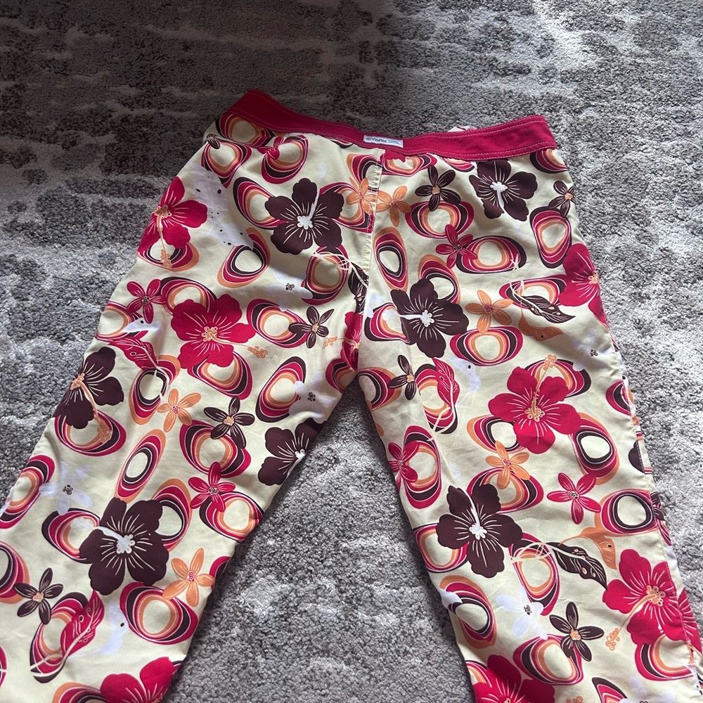 Floral Patterned Capri Pants - Picture 3 of 6